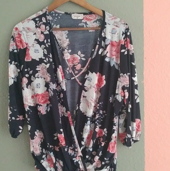gemstone Tops - Black floral 🌹 Top